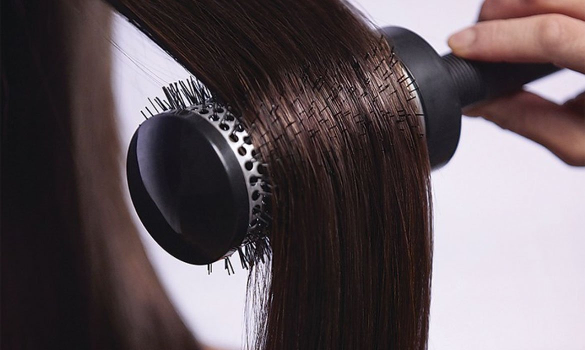 Cuida tu pelo mientras lo trabajas con un protector de calor para el cabello como el Sérum Stop Frizz de L’Oréal Paris. Aguanta hasta 230 grados centígrados y también combate el encrespamiento.